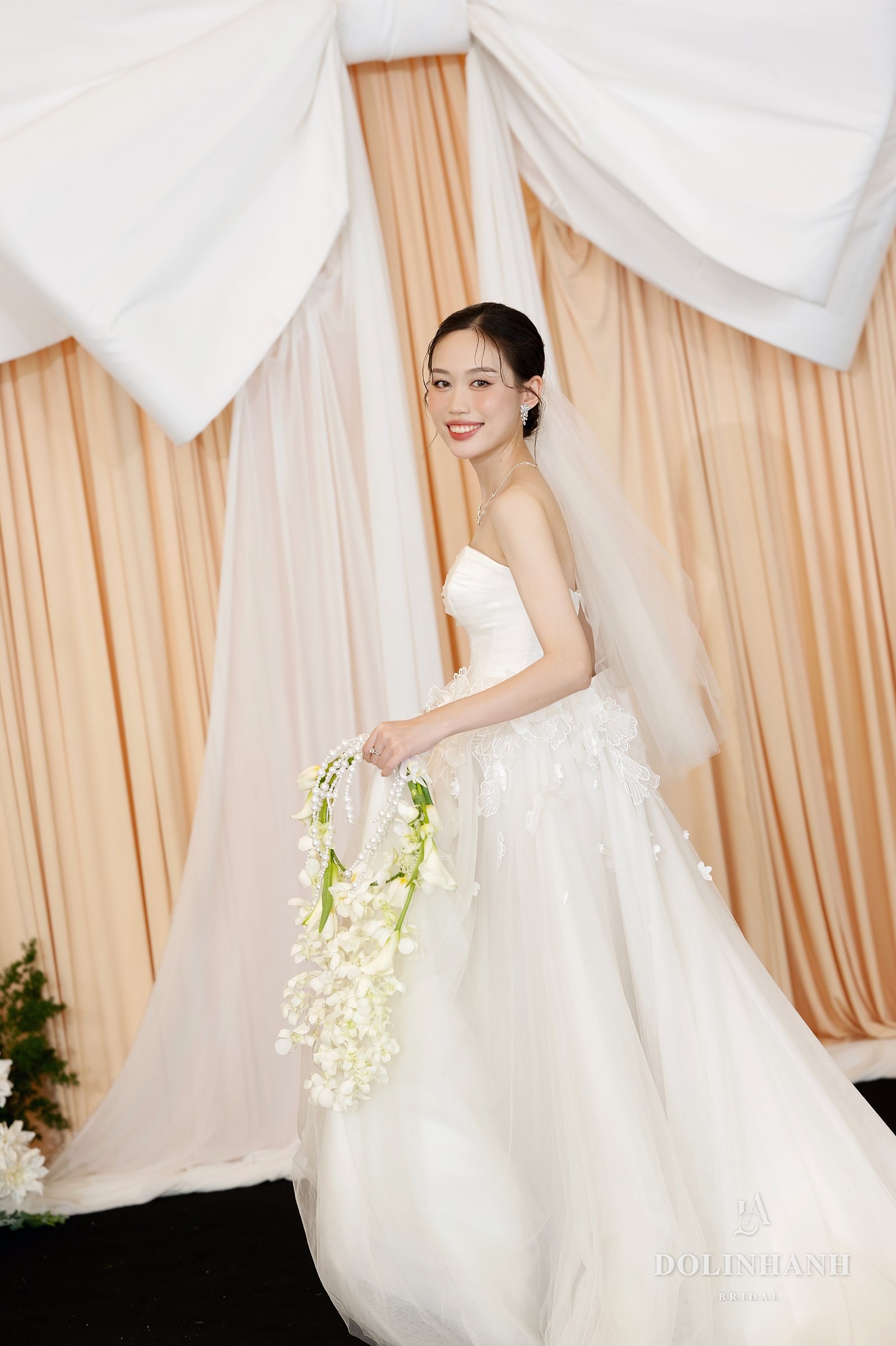 Cô dâu Rey trong váy cưới Dolinhanh Bridal