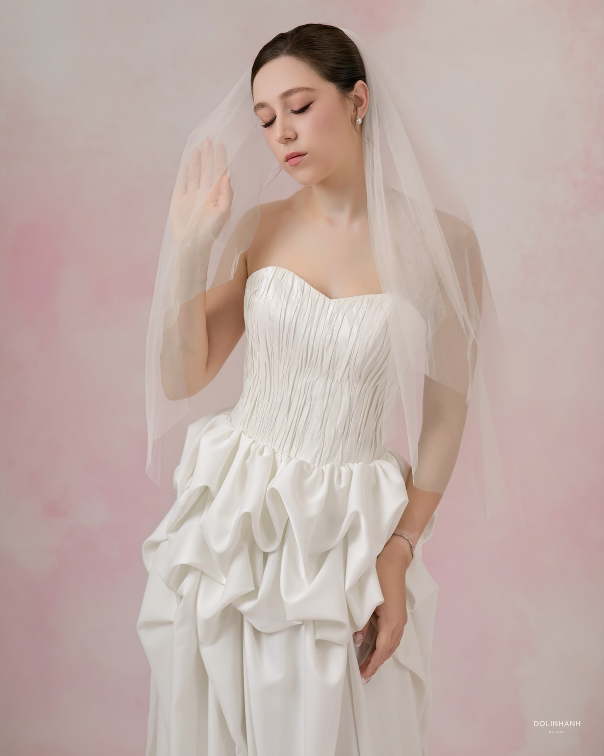 Cô dâu mặc váy cưới chất phi tại Dolinhanh Bridal