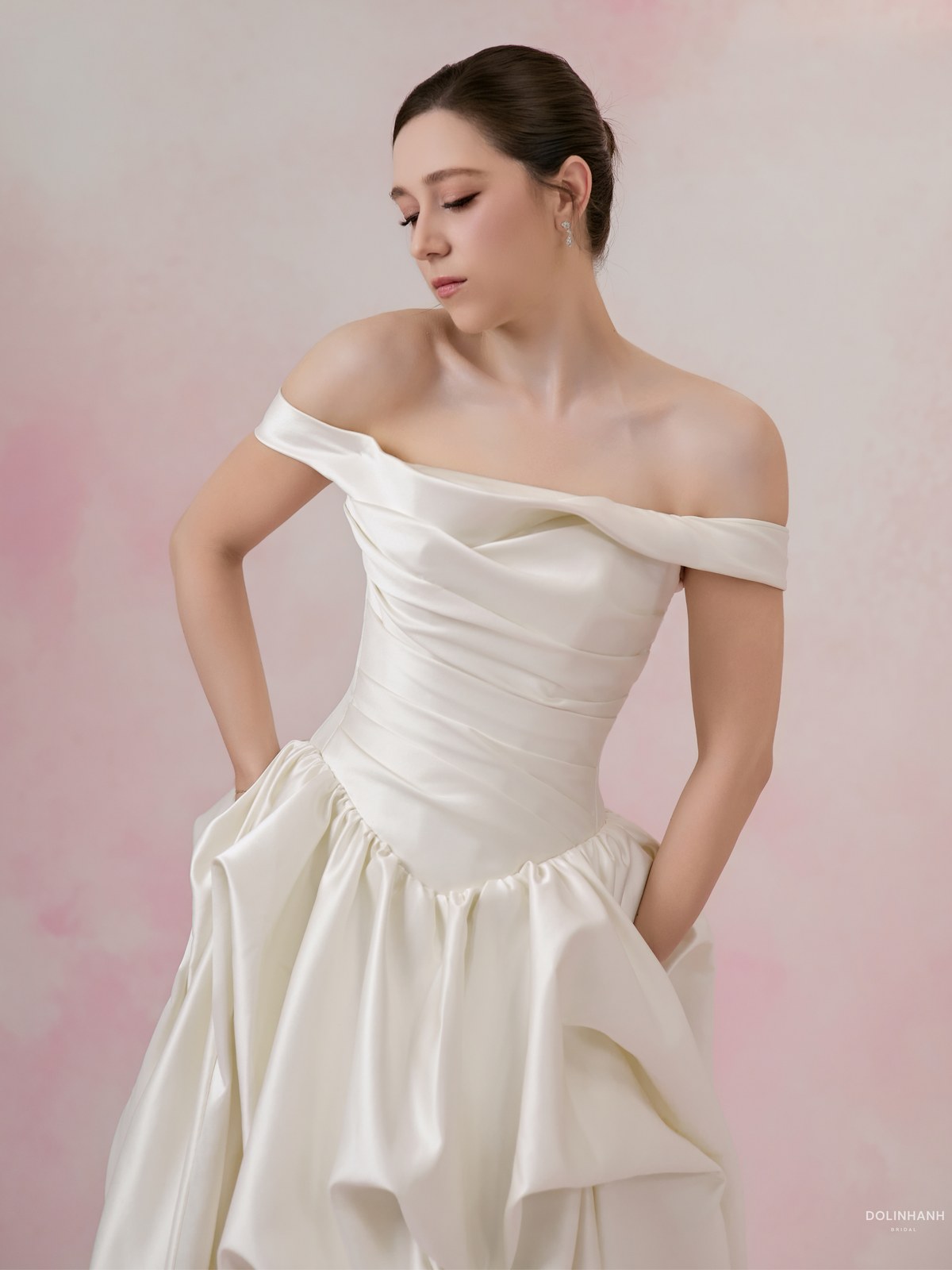 Thân trên váy cưới chất phi xếp ly, cổ ngang
