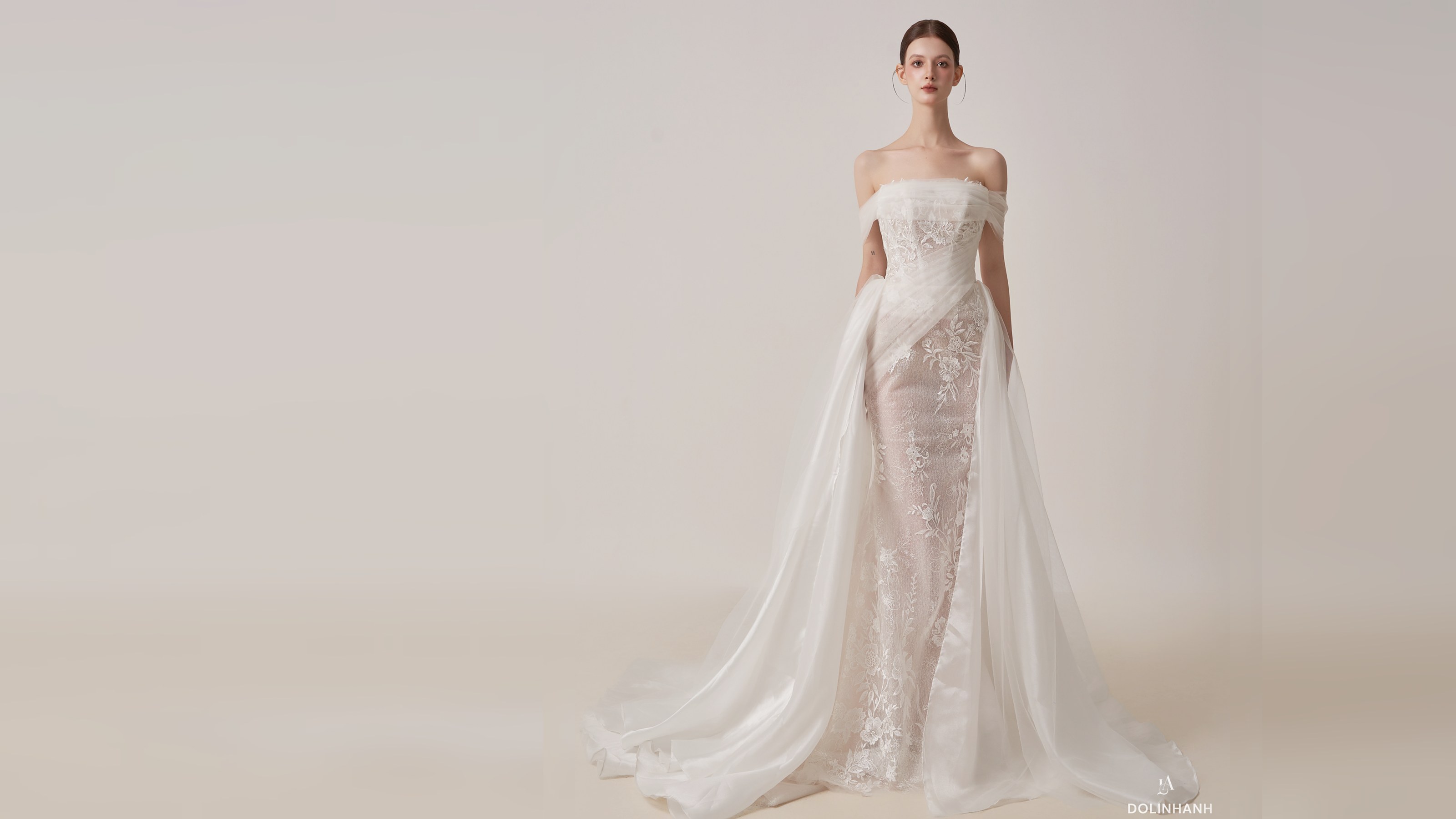 Bride in a Dolinhanh lace gown with a detachable overskirt