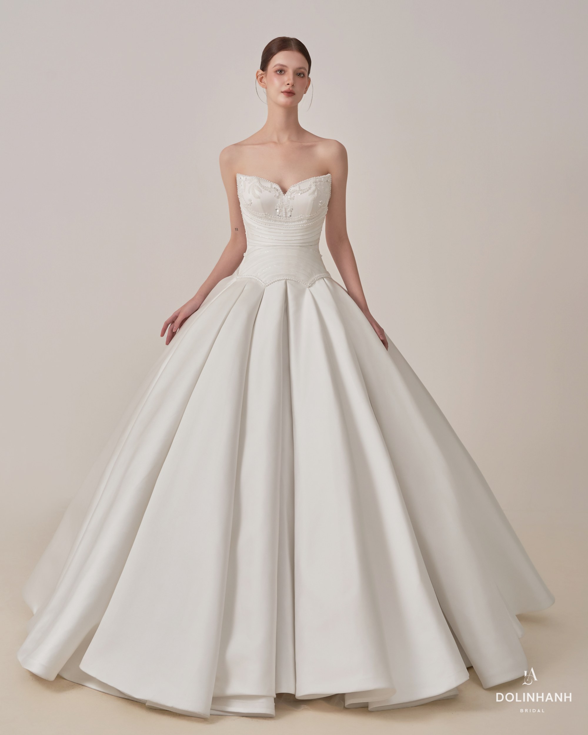 Người mẫu mặc váy cưới satin cổ tim MS 26 của Dolinhanh Bridal