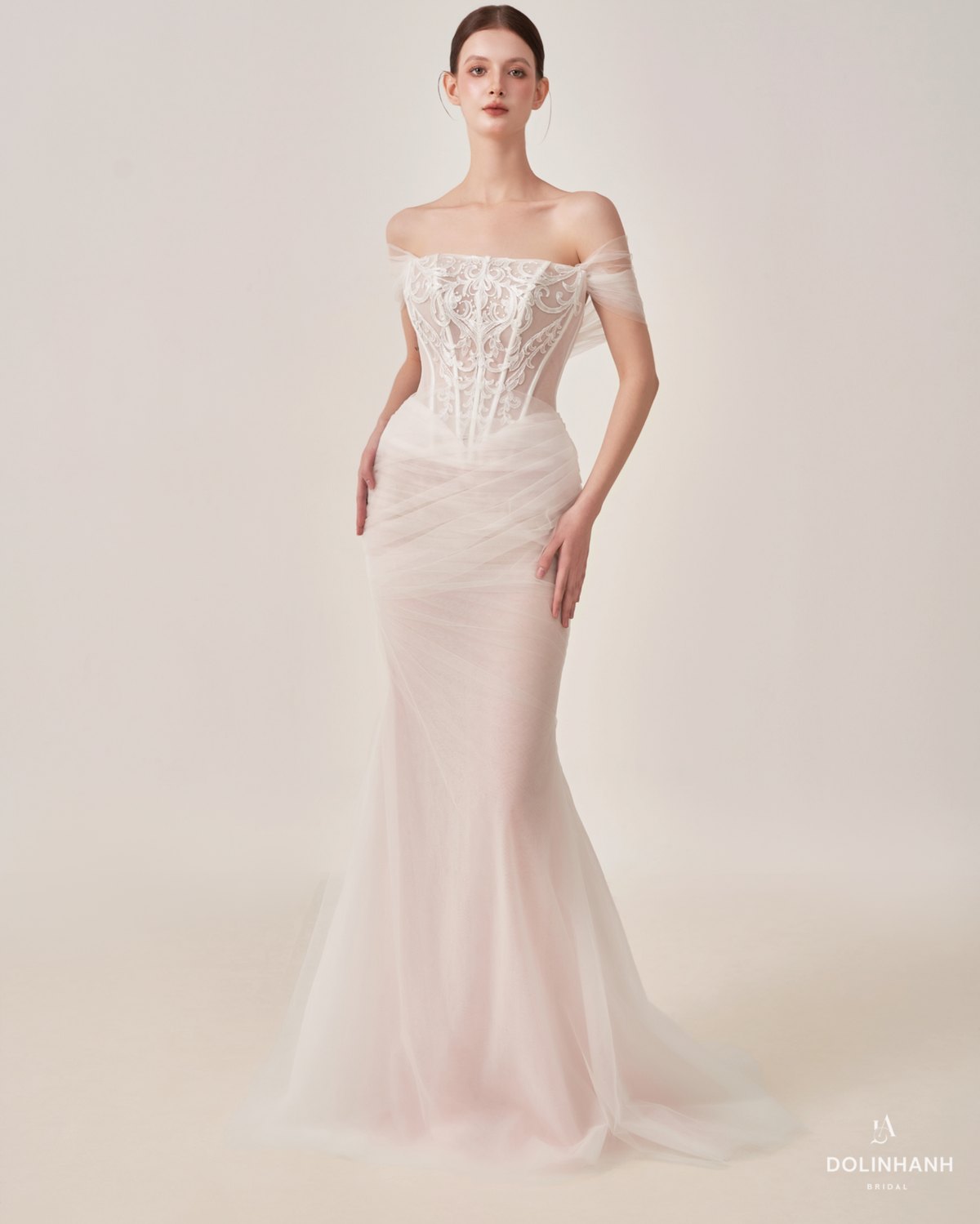 Người mẫu mặc váy cưới đuôi cá voan mờ MS 28 của Dolinhanh Bridal