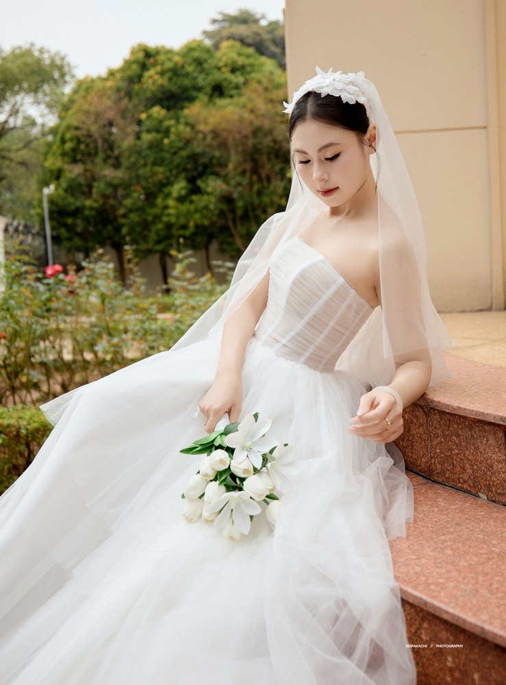 Cô dâu thử váy cưới cùng stylist