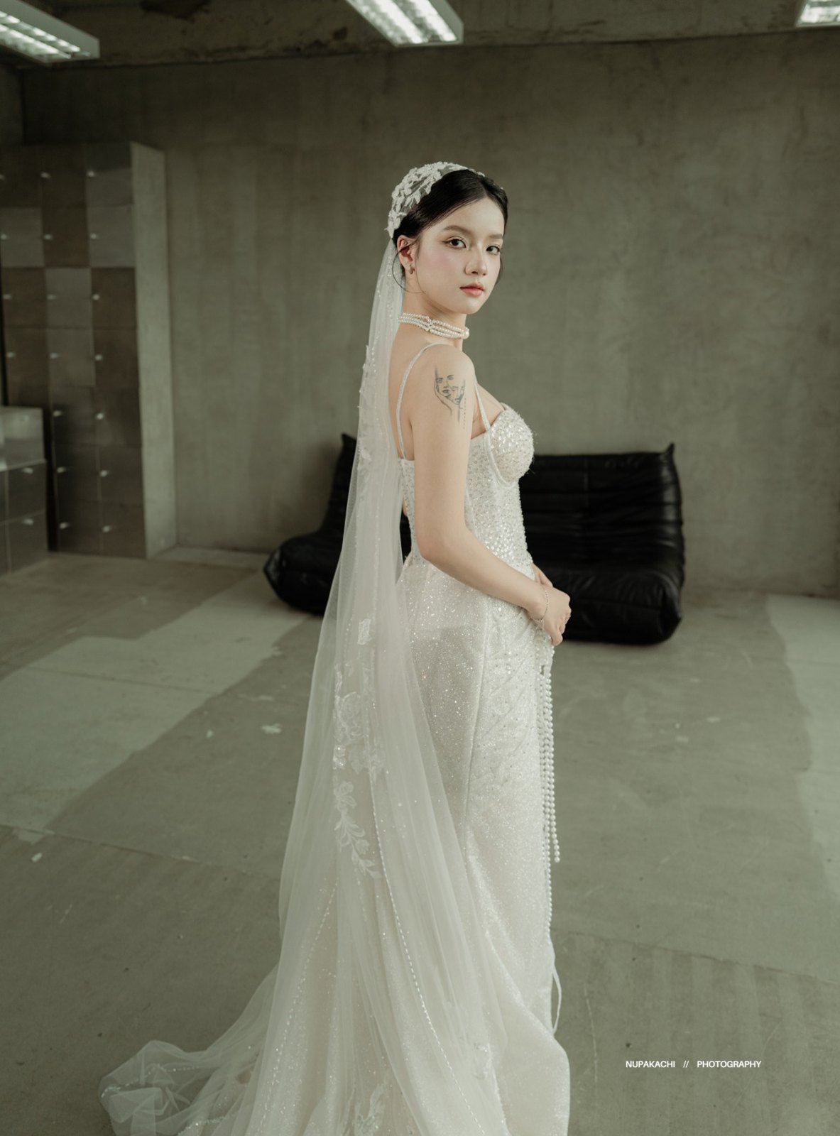 Cô dâu Dolinhanh Bridal mặc váy cưới đính hạt với voan ngọc trai