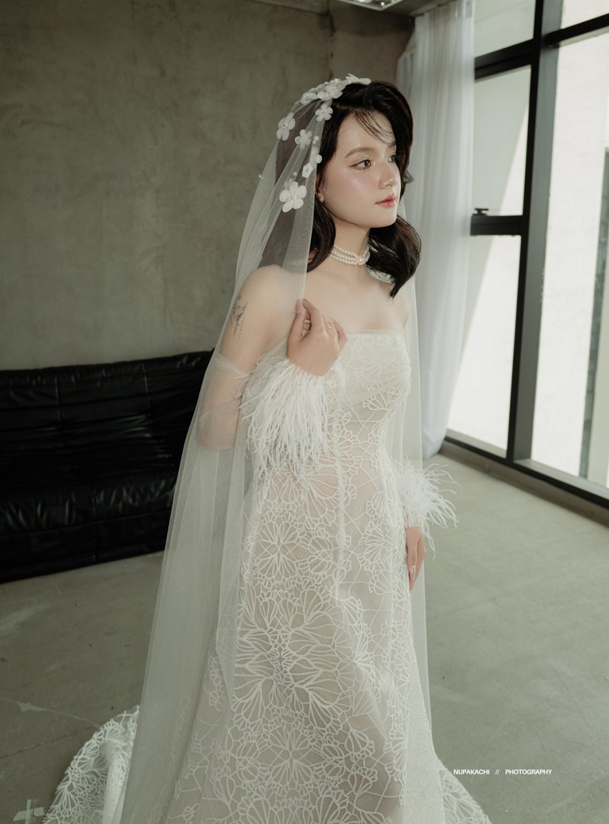 Cô dâu Dolinhanh Bridal váy ren, voan cài hoa nhìn ra cửa sổ