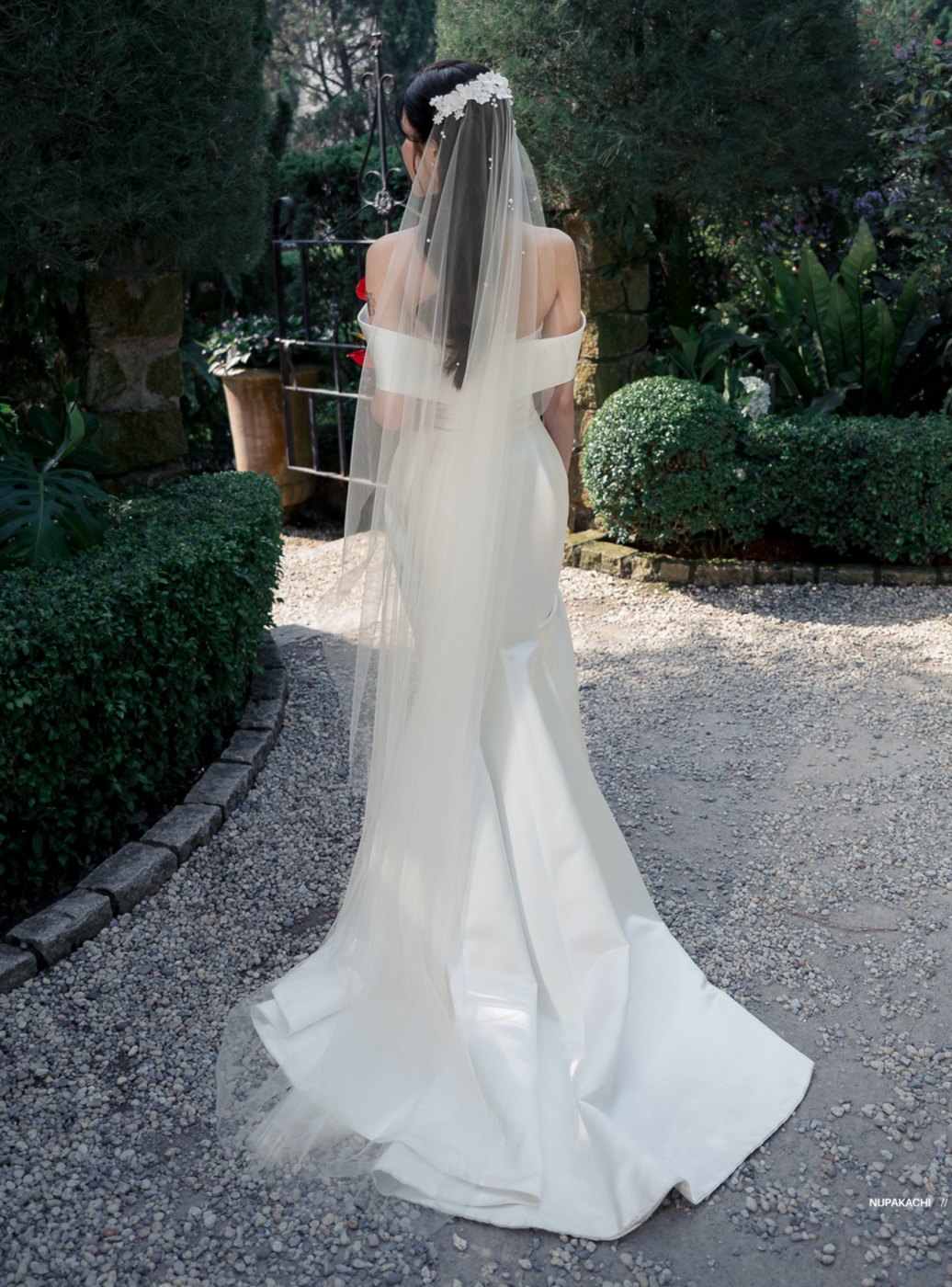 Cô dâu Dolinhanh Bridal voan dài trong sân vườn
