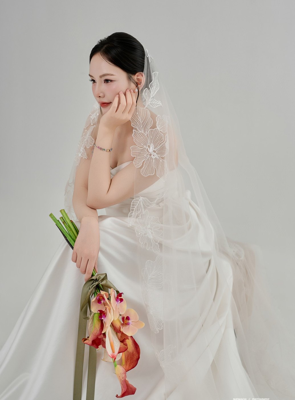 Cô dâu lãng mạn với voan phủ đầu mềm