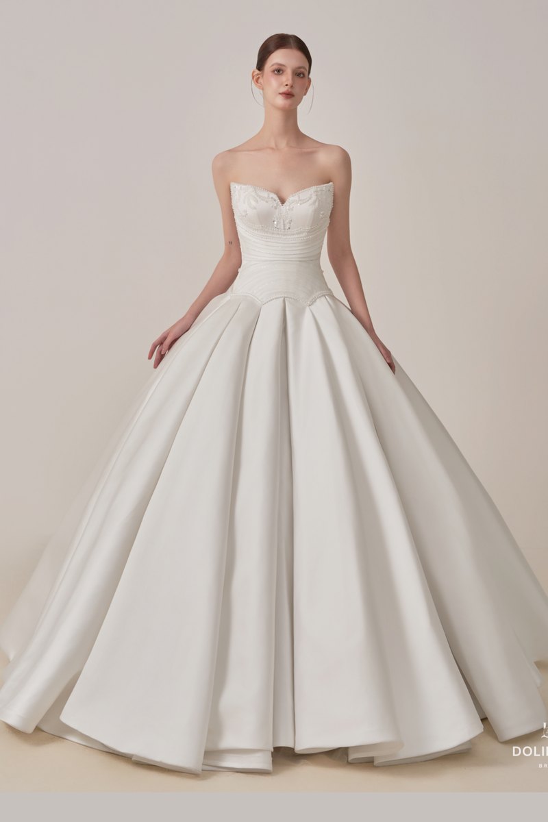 Váy cưới dáng ballgown tùng xòe